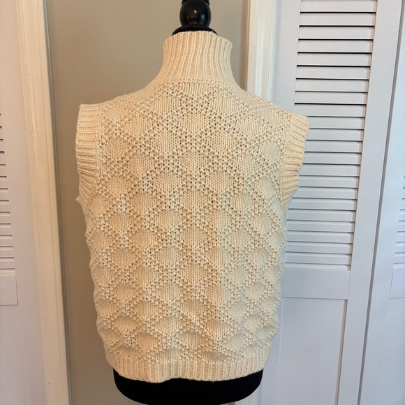 Ingrid Sleeveless Cardigan-with Wooden Toggle Closures Medium - Picture 3 of 3